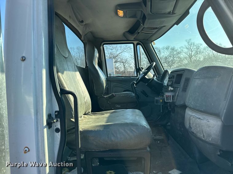 image for item DH9729 2003 International 4400 utility / service truck