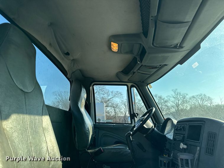 image for item DH9729 2003 International 4400 utility / service truck