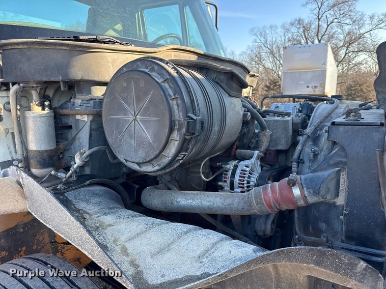 image for item DH9729 2003 International 4400 utility / service truck