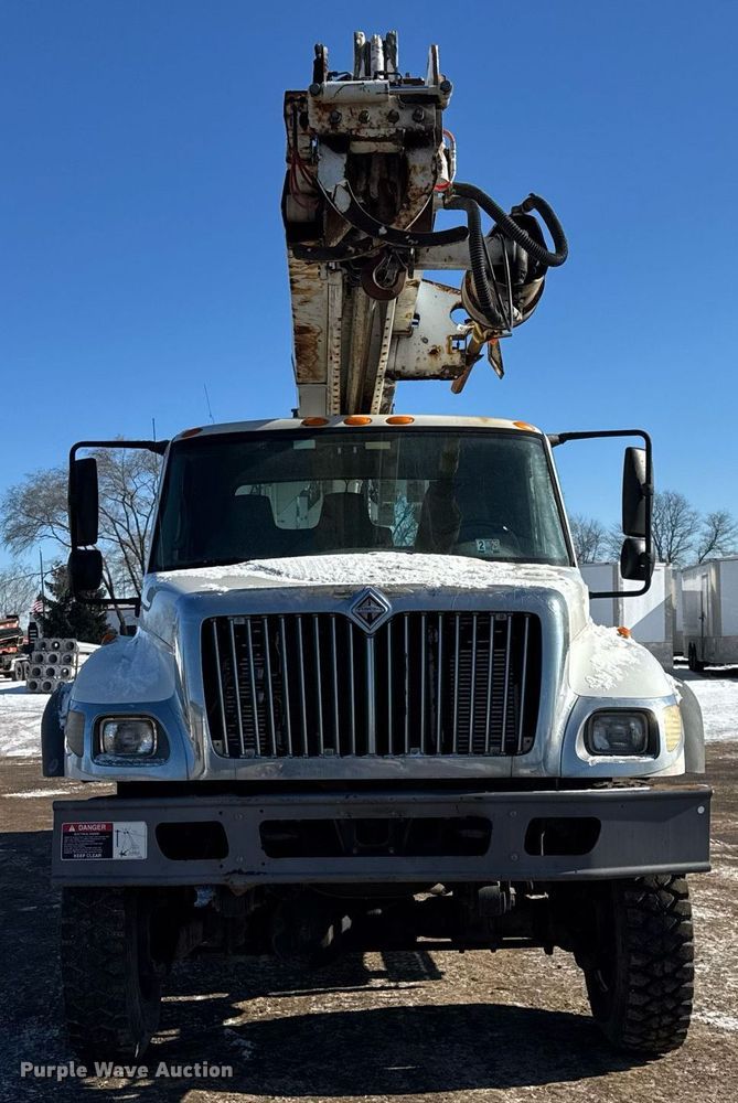 image for item DH9762 2003 International 7400 digger derrick truck