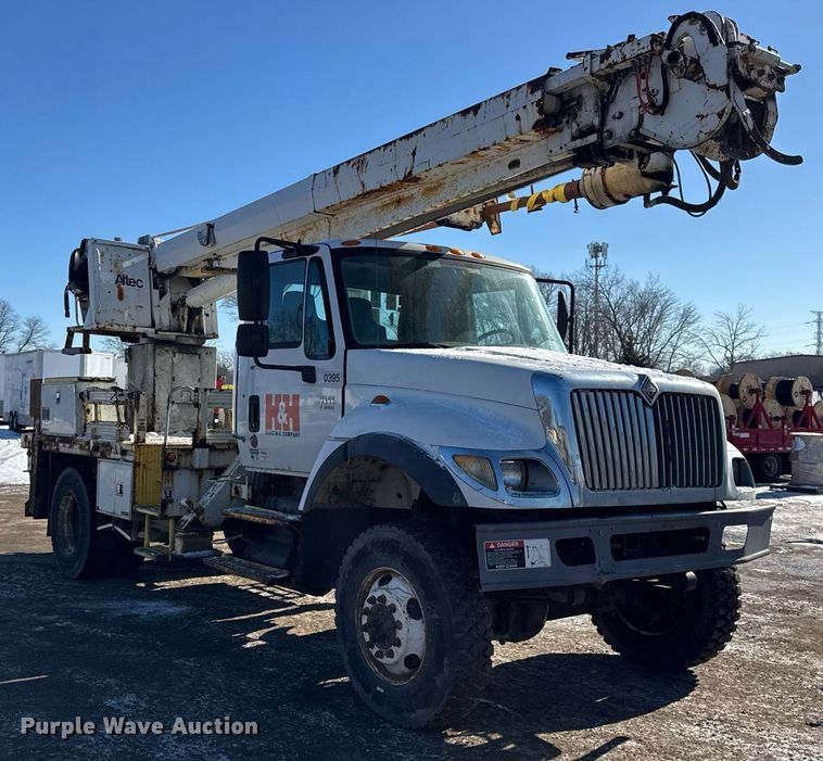 image for item DH9762 2003 International 7400 digger derrick truck