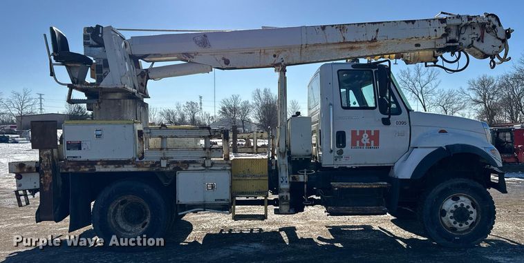 image for item DH9762 2003 International 7400 digger derrick truck