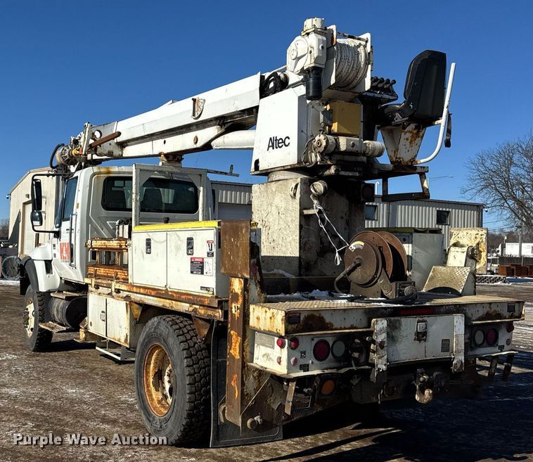 image for item DH9762 2003 International 7400 digger derrick truck