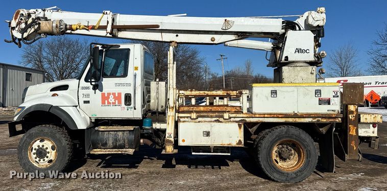 image for item DH9762 2003 International 7400 digger derrick truck