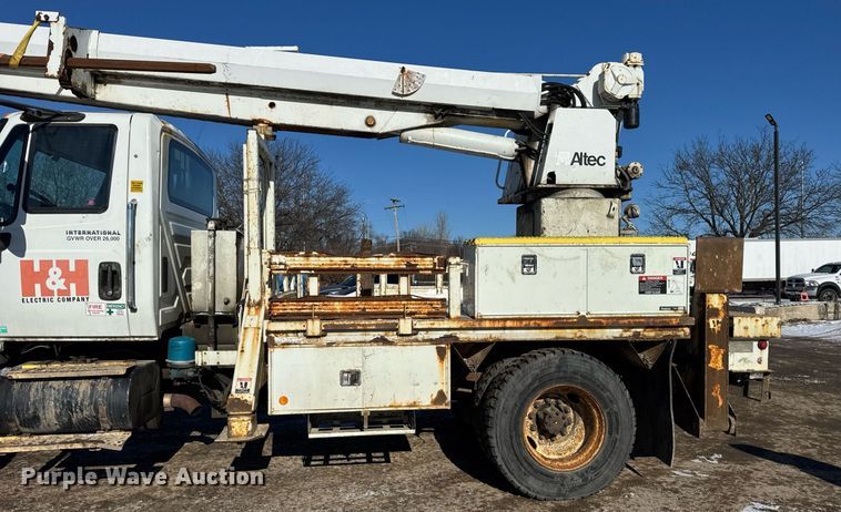 image for item DH9762 2003 International 7400 digger derrick truck