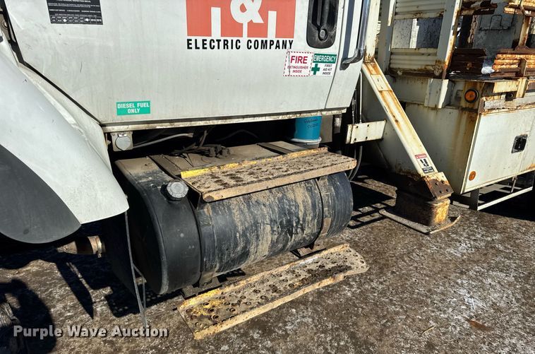 image for item DH9762 2003 International 7400 digger derrick truck