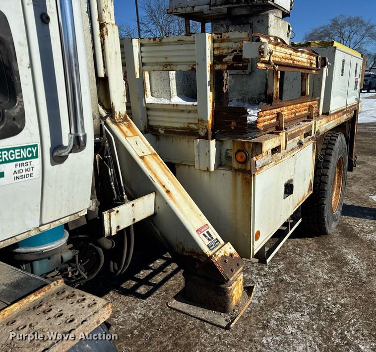 image for item DH9762 2003 International 7400 digger derrick truck