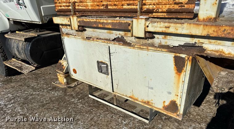 image for item DH9762 2003 International 7400 digger derrick truck