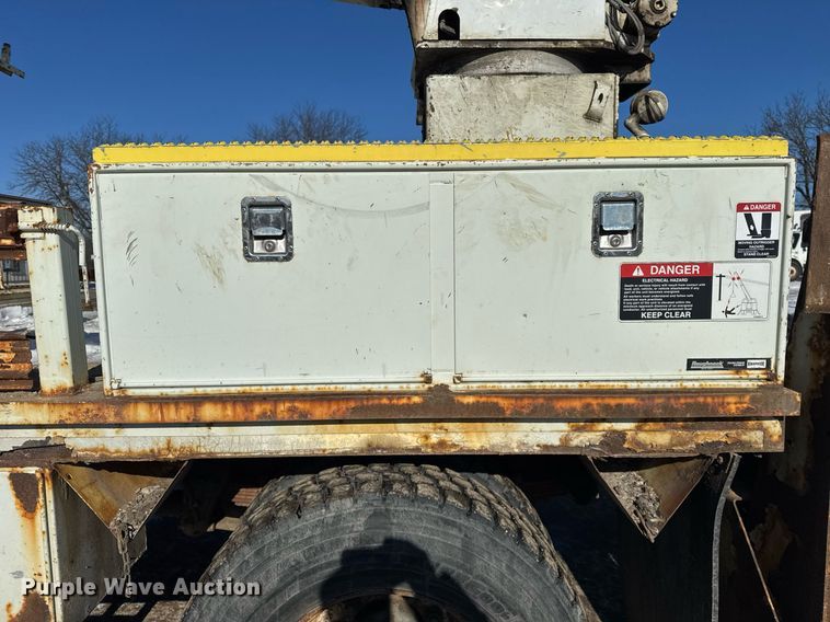 image for item DH9762 2003 International 7400 digger derrick truck