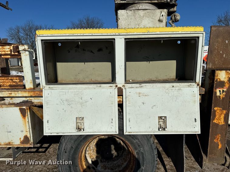 image for item DH9762 2003 International 7400 digger derrick truck