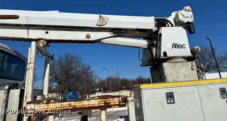 image for item DH9762 2003 International 7400 digger derrick truck