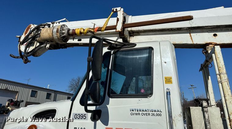 image for item DH9762 2003 International 7400 digger derrick truck