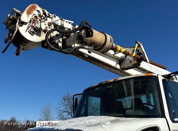 image for item DH9762 2003 International 7400 digger derrick truck