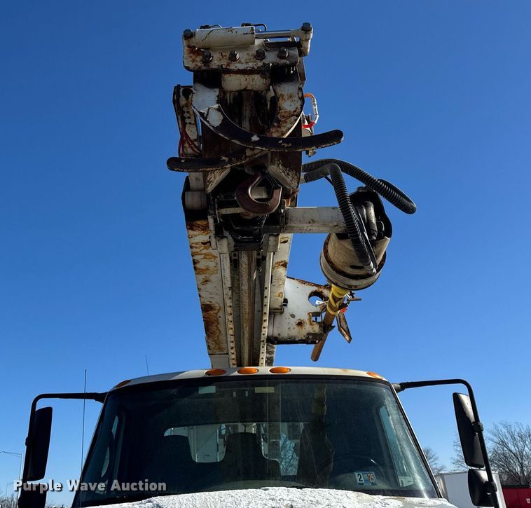 image for item DH9762 2003 International 7400 digger derrick truck