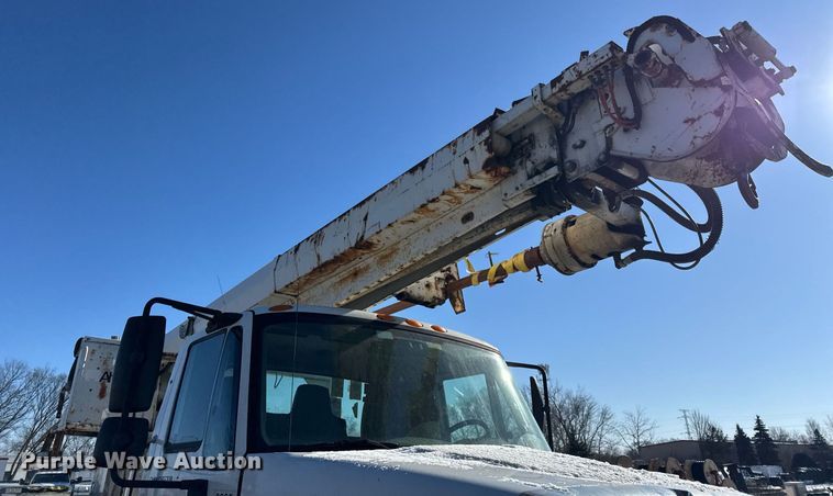 image for item DH9762 2003 International 7400 digger derrick truck