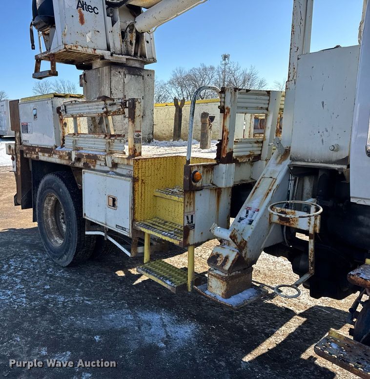 image for item DH9762 2003 International 7400 digger derrick truck