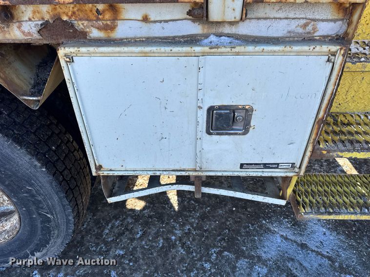 image for item DH9762 2003 International 7400 digger derrick truck