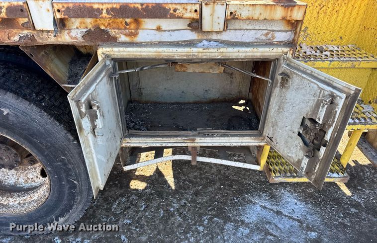 image for item DH9762 2003 International 7400 digger derrick truck