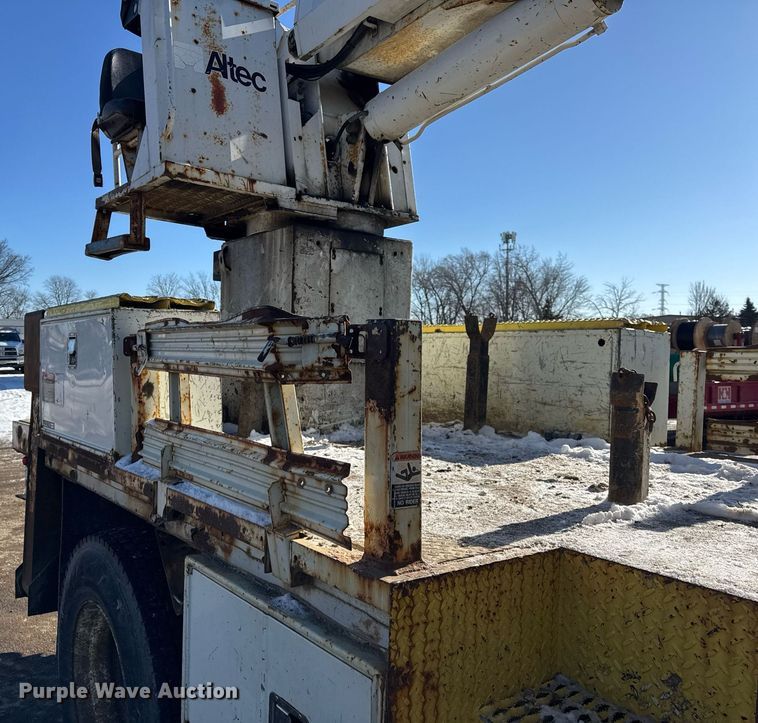 image for item DH9762 2003 International 7400 digger derrick truck