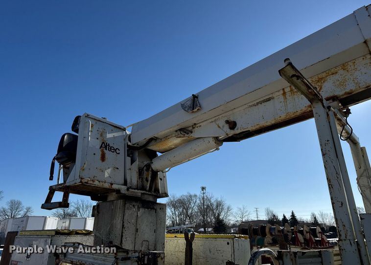 image for item DH9762 2003 International 7400 digger derrick truck