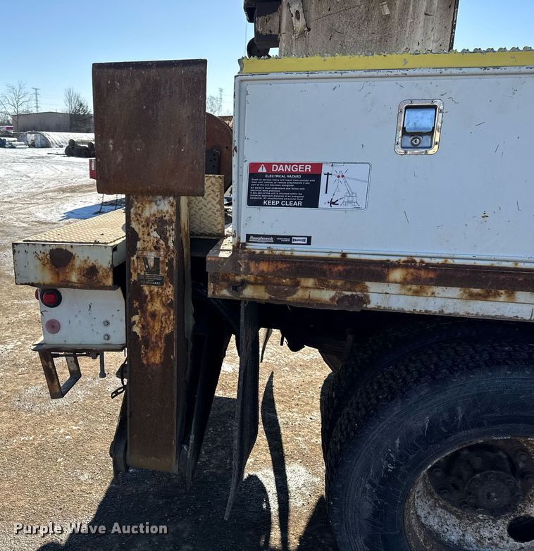 image for item DH9762 2003 International 7400 digger derrick truck