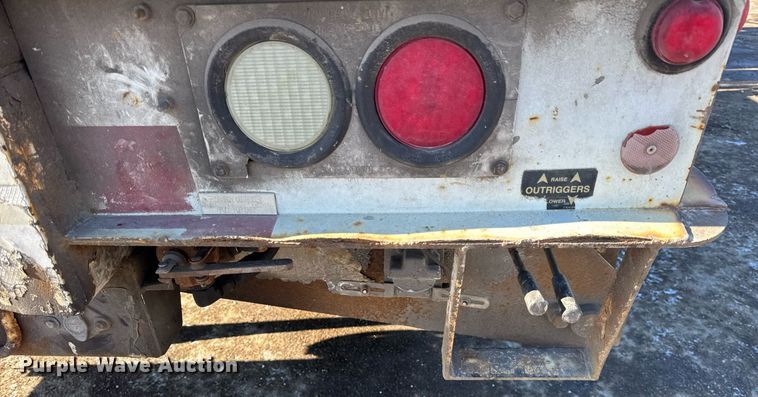 image for item DH9762 2003 International 7400 digger derrick truck