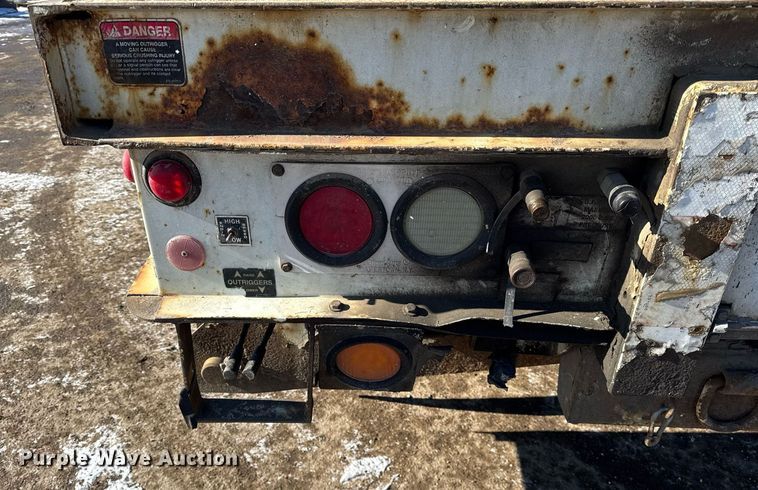 image for item DH9762 2003 International 7400 digger derrick truck