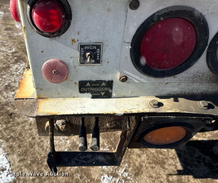 image for item DH9762 2003 International 7400 digger derrick truck