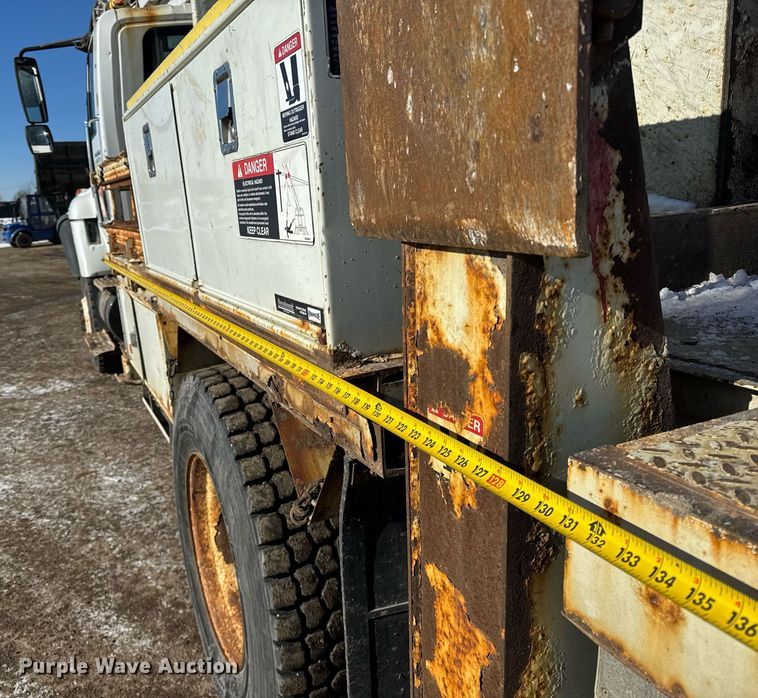 image for item DH9762 2003 International 7400 digger derrick truck