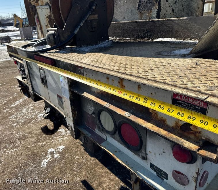 image for item DH9762 2003 International 7400 digger derrick truck