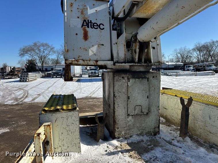 image for item DH9762 2003 International 7400 digger derrick truck