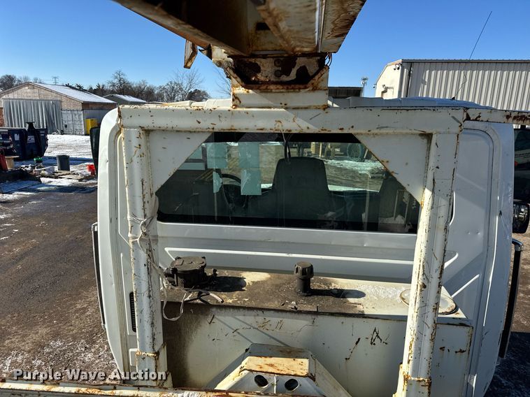 image for item DH9762 2003 International 7400 digger derrick truck