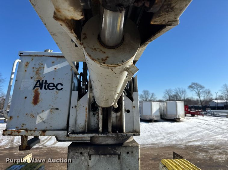 image for item DH9762 2003 International 7400 digger derrick truck