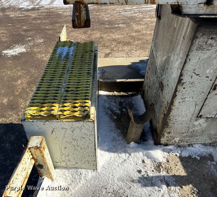 image for item DH9762 2003 International 7400 digger derrick truck