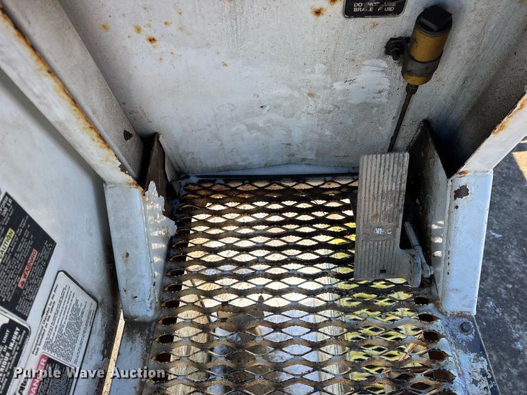 image for item DH9762 2003 International 7400 digger derrick truck