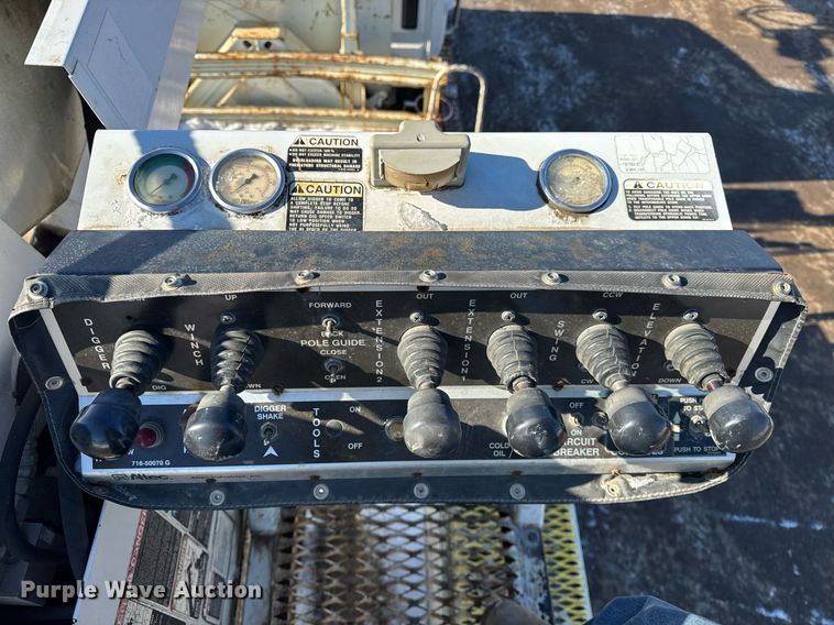 image for item DH9762 2003 International 7400 digger derrick truck