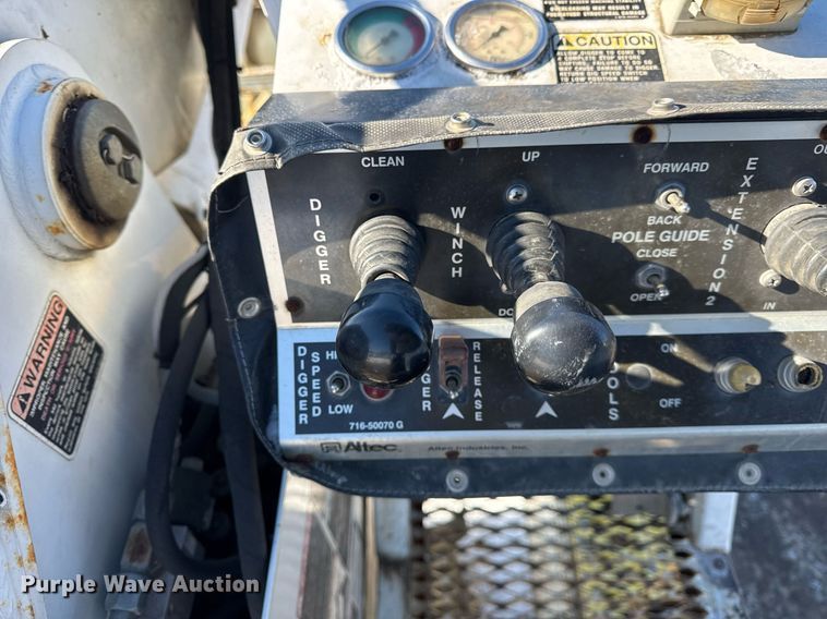 image for item DH9762 2003 International 7400 digger derrick truck