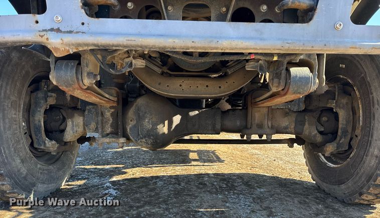 image for item DH9762 2003 International 7400 digger derrick truck