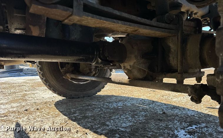 image for item DH9762 2003 International 7400 digger derrick truck