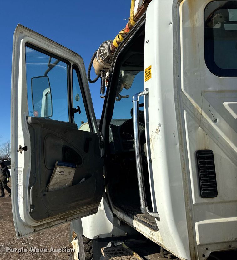 image for item DH9762 2003 International 7400 digger derrick truck