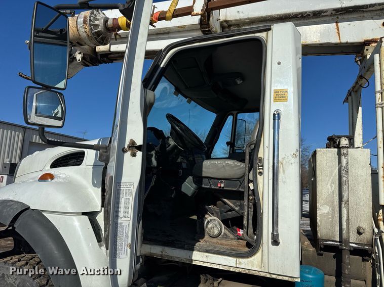 image for item DH9762 2003 International 7400 digger derrick truck