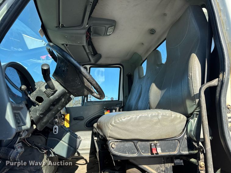 image for item DH9762 2003 International 7400 digger derrick truck