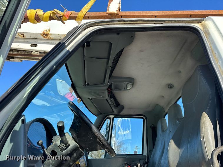 image for item DH9762 2003 International 7400 digger derrick truck