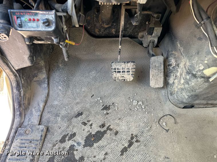 image for item DH9762 2003 International 7400 digger derrick truck