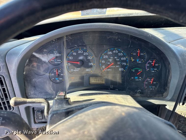 image for item DH9762 2003 International 7400 digger derrick truck