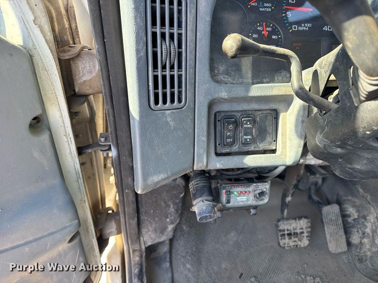 image for item DH9762 2003 International 7400 digger derrick truck