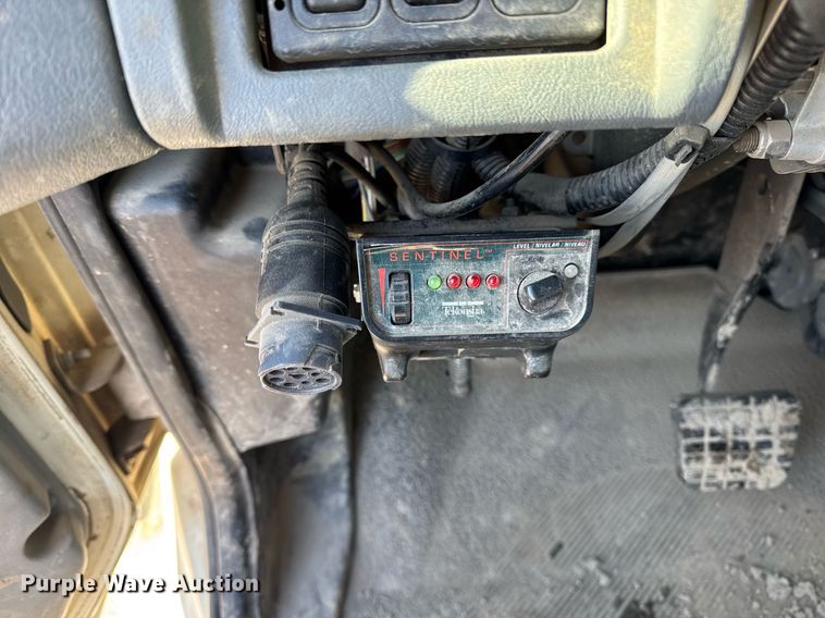 image for item DH9762 2003 International 7400 digger derrick truck