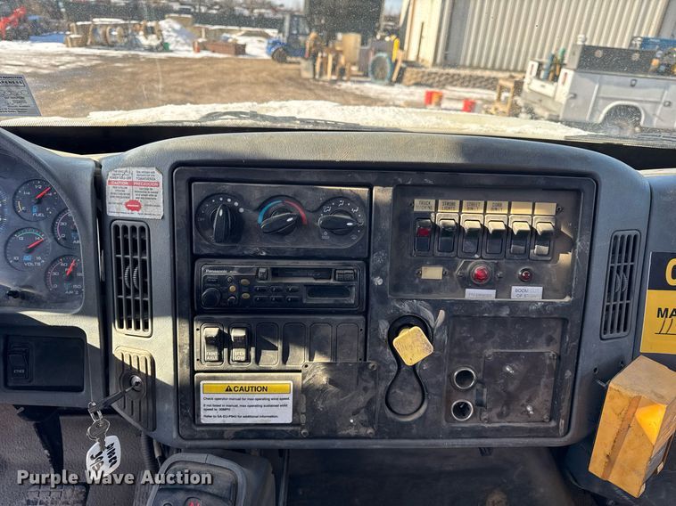 image for item DH9762 2003 International 7400 digger derrick truck