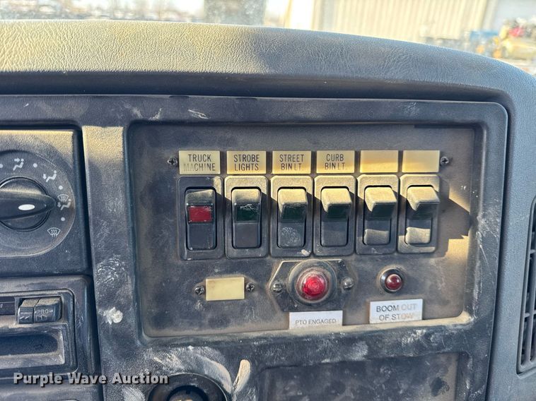 image for item DH9762 2003 International 7400 digger derrick truck