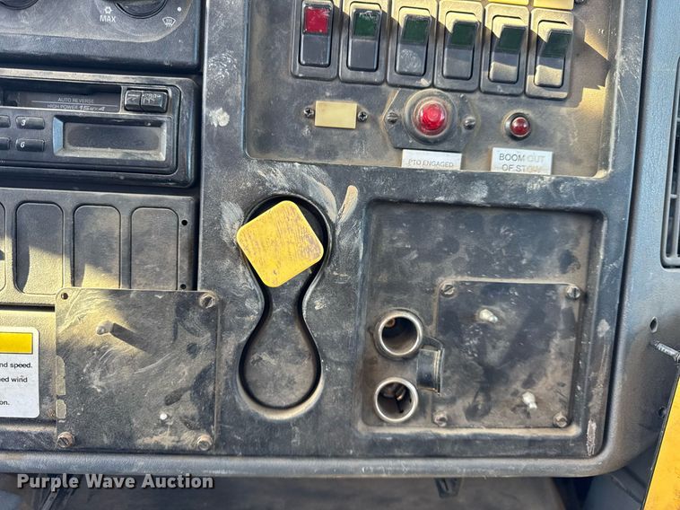 image for item DH9762 2003 International 7400 digger derrick truck